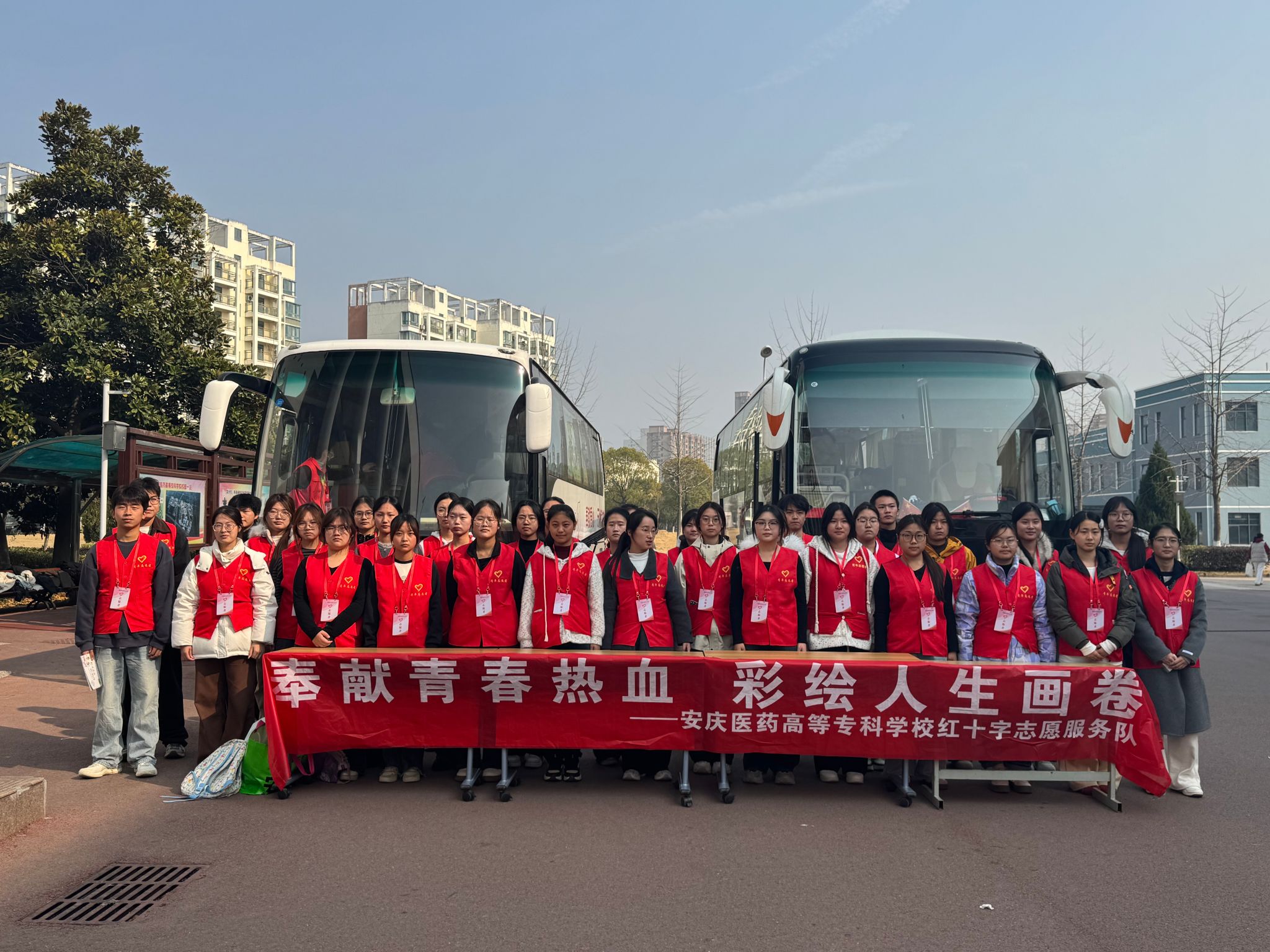 “奉献青春热血，彩绘人生画卷”我校学子踊跃参与无偿献血活动